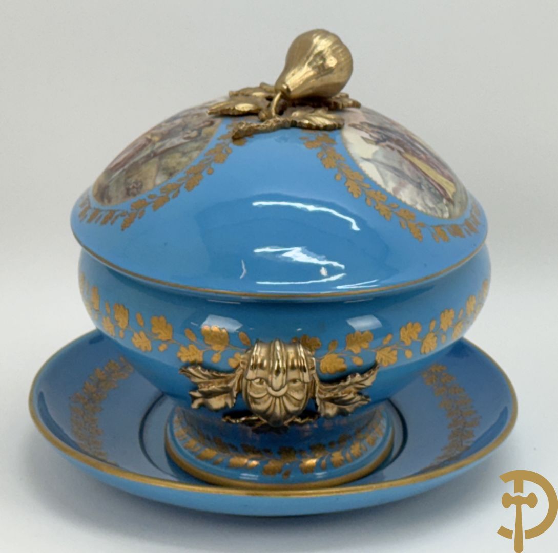 Hemelsblauwe dekselcoupe met decor van romantisch tafereel en bronzen ornamenten op onderschaal, ACF gemerkt