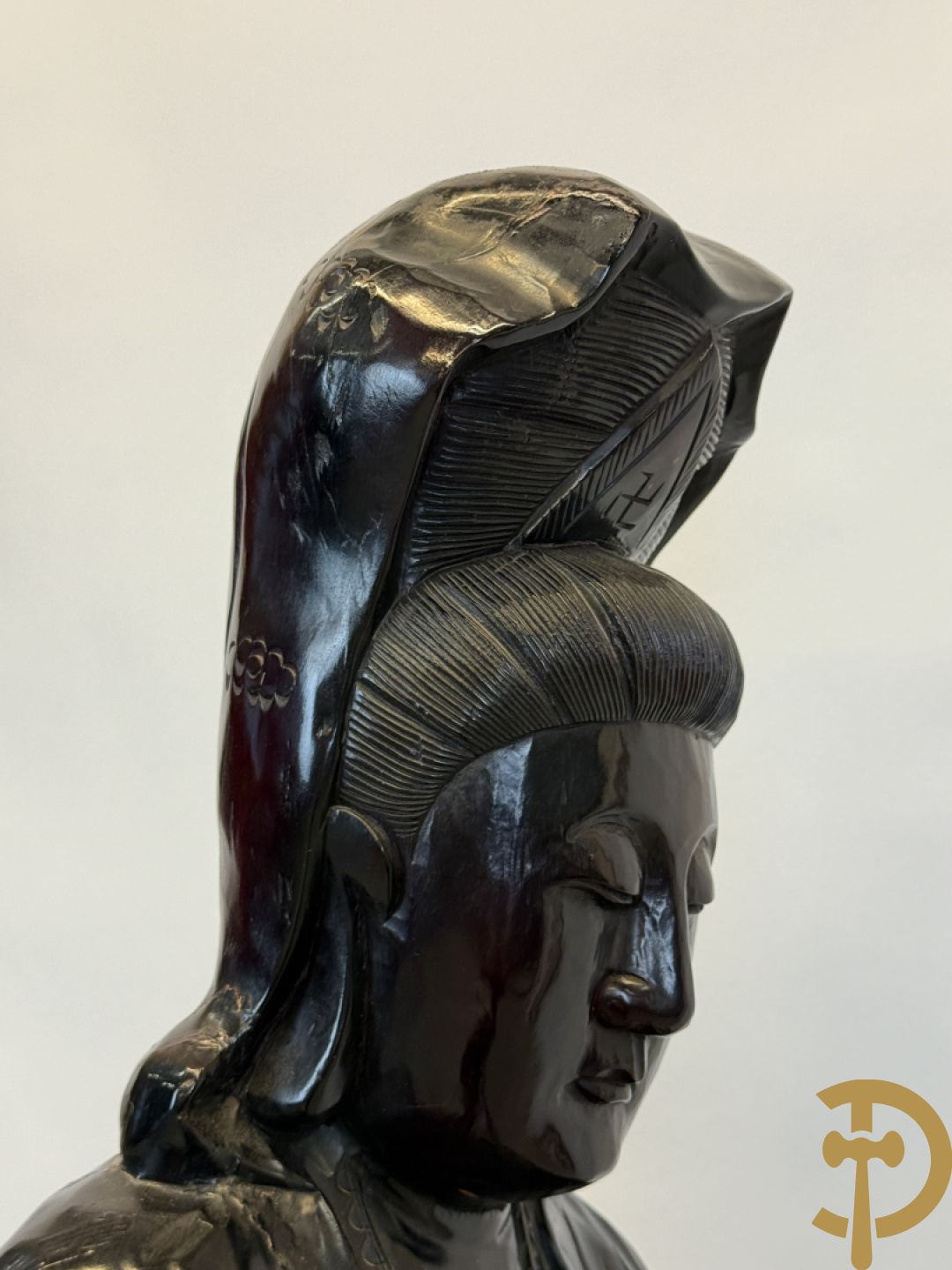 Aziatische houtsculptuur van Guanying met lotusbloem en drakenfiguur aan de voet