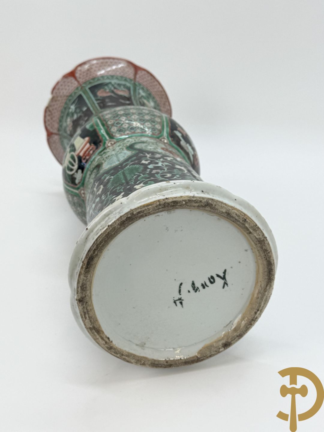 Antieke Chinese Gu vaas met geschenkendecor op zwarte fond