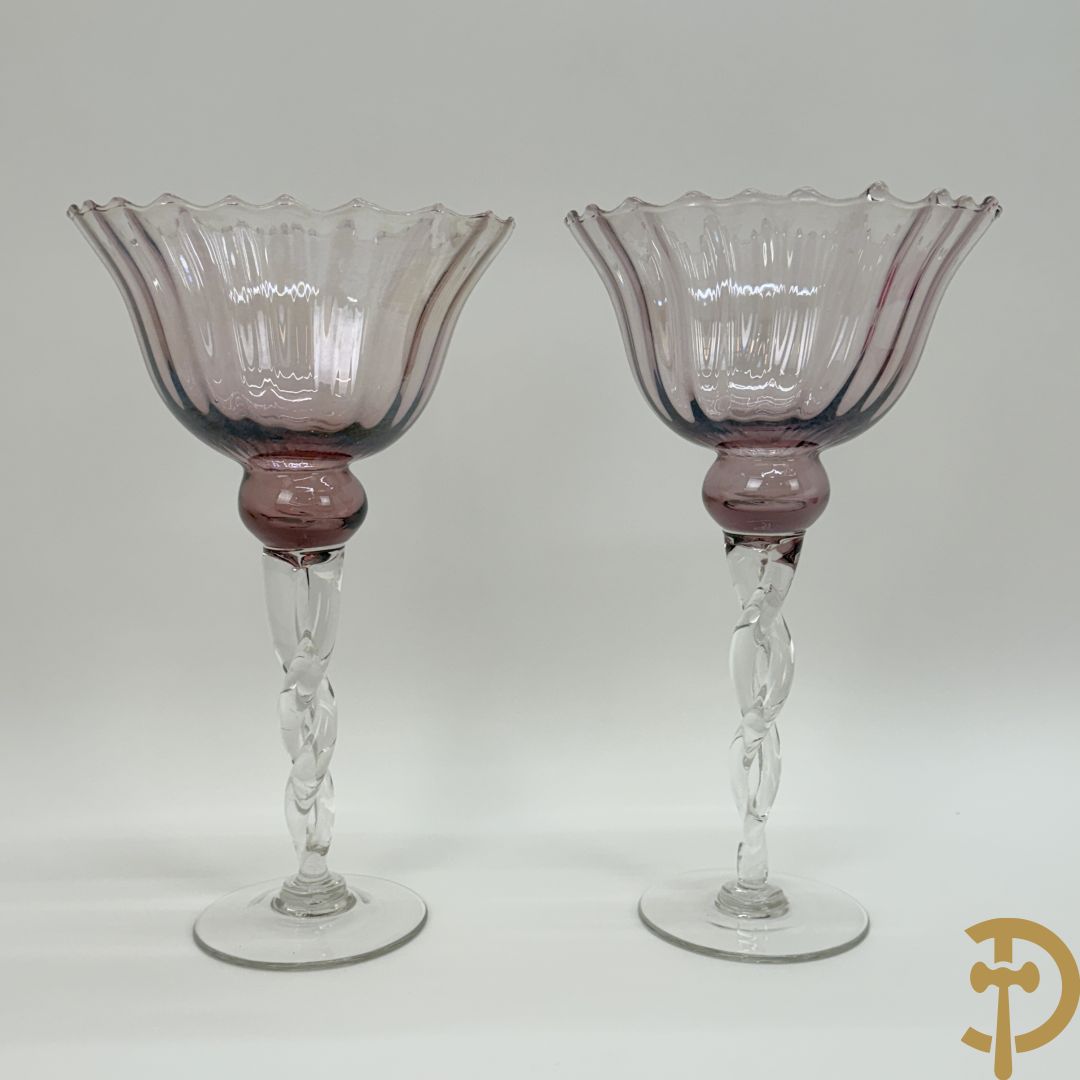 Roze mondgeblazen fluitvormige vaas + 2 Italiaanse getorste vazen