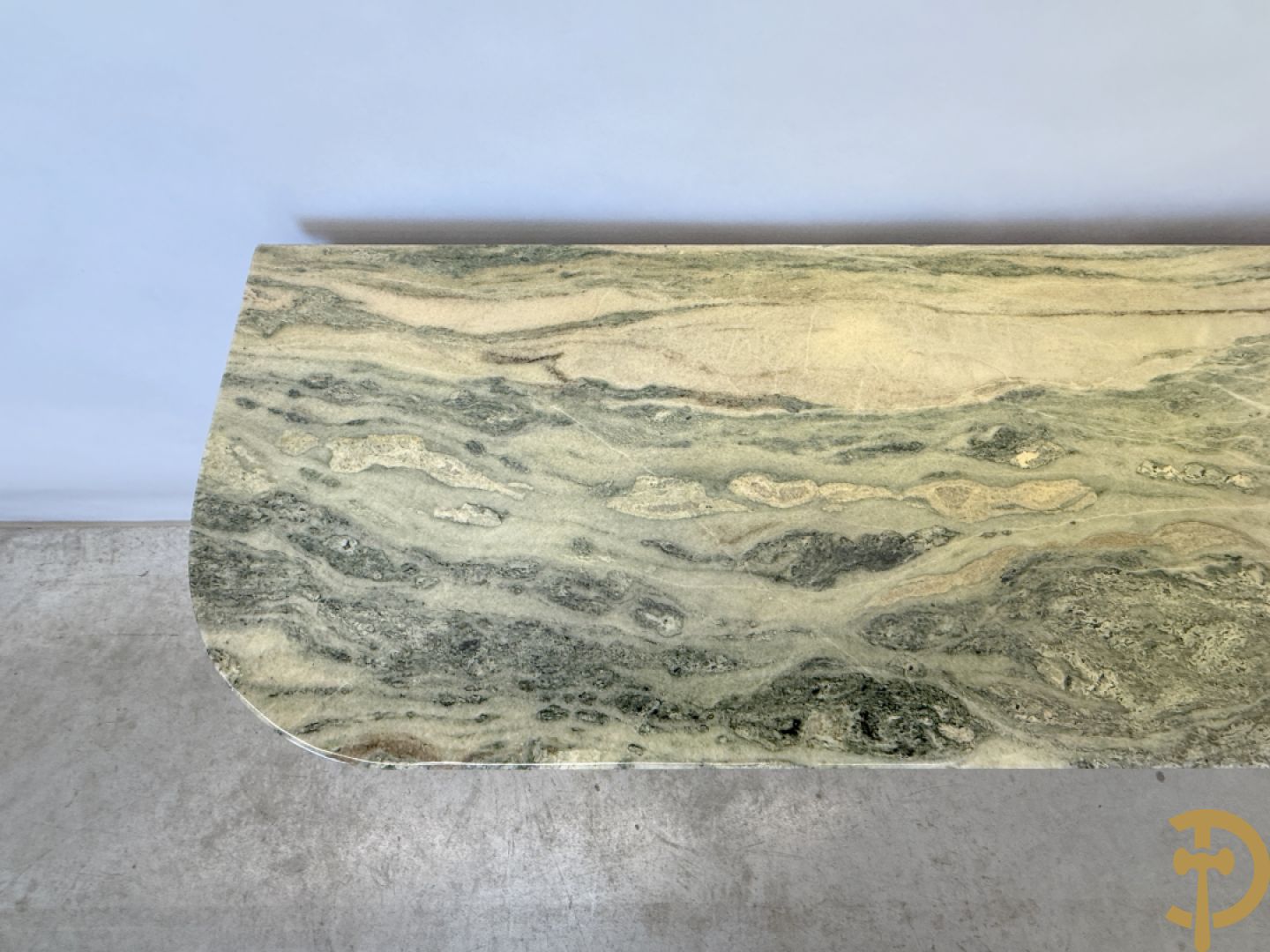 Notelaren console met porseleinen plakkettes met bloemen beschilderd en bronsbeslag + spiegel met porseleinen plakkettes