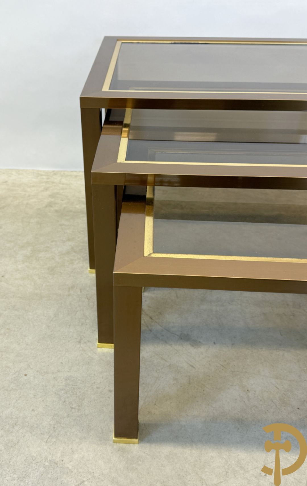 Wortelnotehouten sokkel, Mahay J.C. getekend + poef op koperen onderstel + 3 cigognetafels