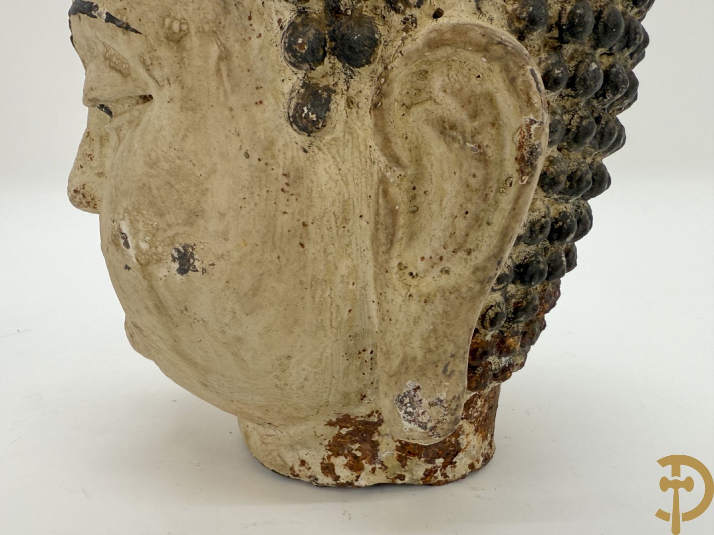 Handbeschilderd ijzeren boedhahoofd + vergulde houtgesculpteerde zittende boedha