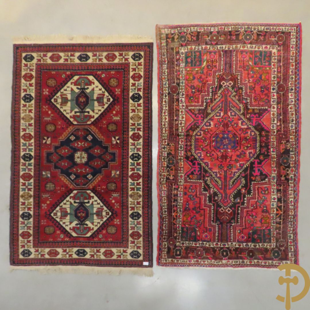 Twee oosterse handgeknoopte tapijten Hamadan en Kaukasus