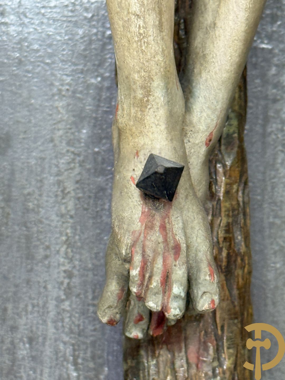 Houtgesculpteerde en gepolychromeerde Christus aan het kruis in openklapbaar gespolychromeerd kastje