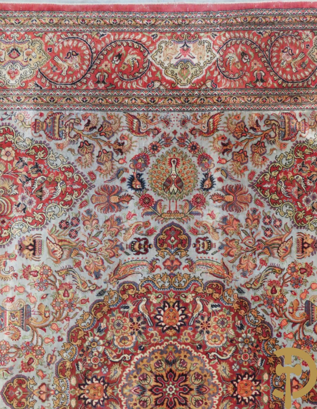 Oosters handgeknoopt tapijt zijde op katoen met bloemenpatronen, vogelmotieven en decor van amfoorvazen + Oosters handgeknoopt tapijt met decor van bloemen en amfoorvaas