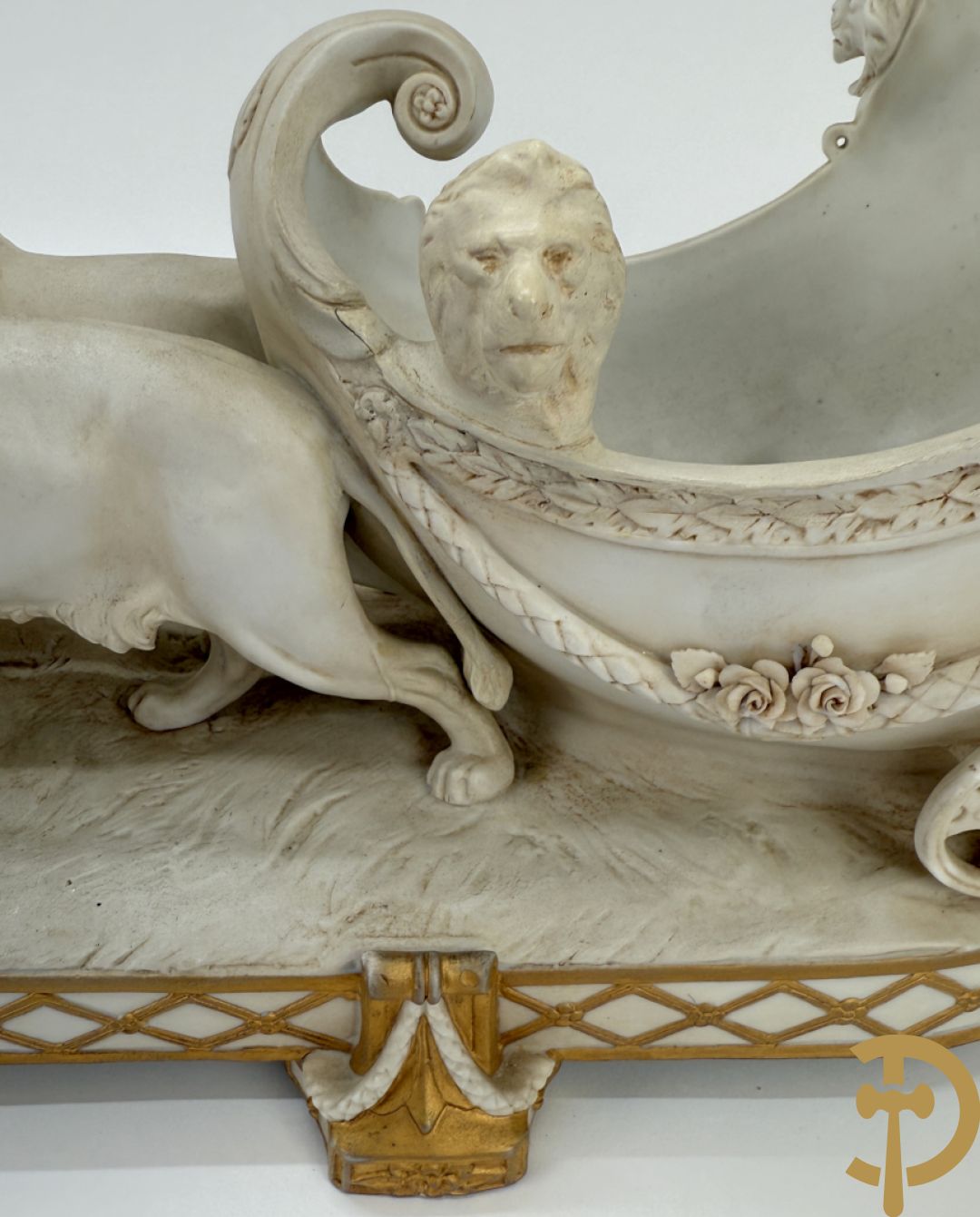 Biscuit beeld met leeuwen trekkende een open koets, getekend onderaan