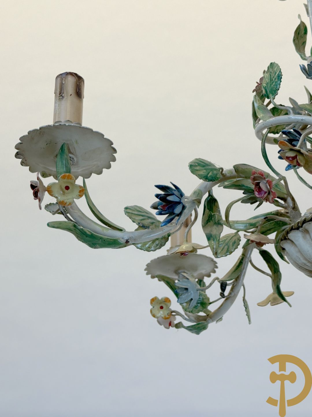 Italiaanse beschilderde vijfarmige luchter met smeedijzeren bloemen