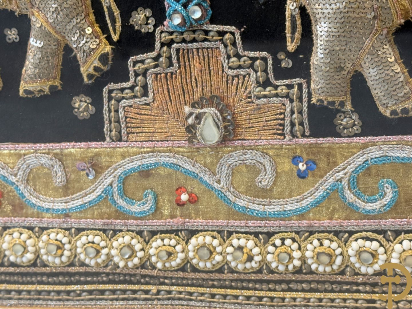 Groot Thais handgemaakt tafereel met boedhistische figuren en paradijsvogel