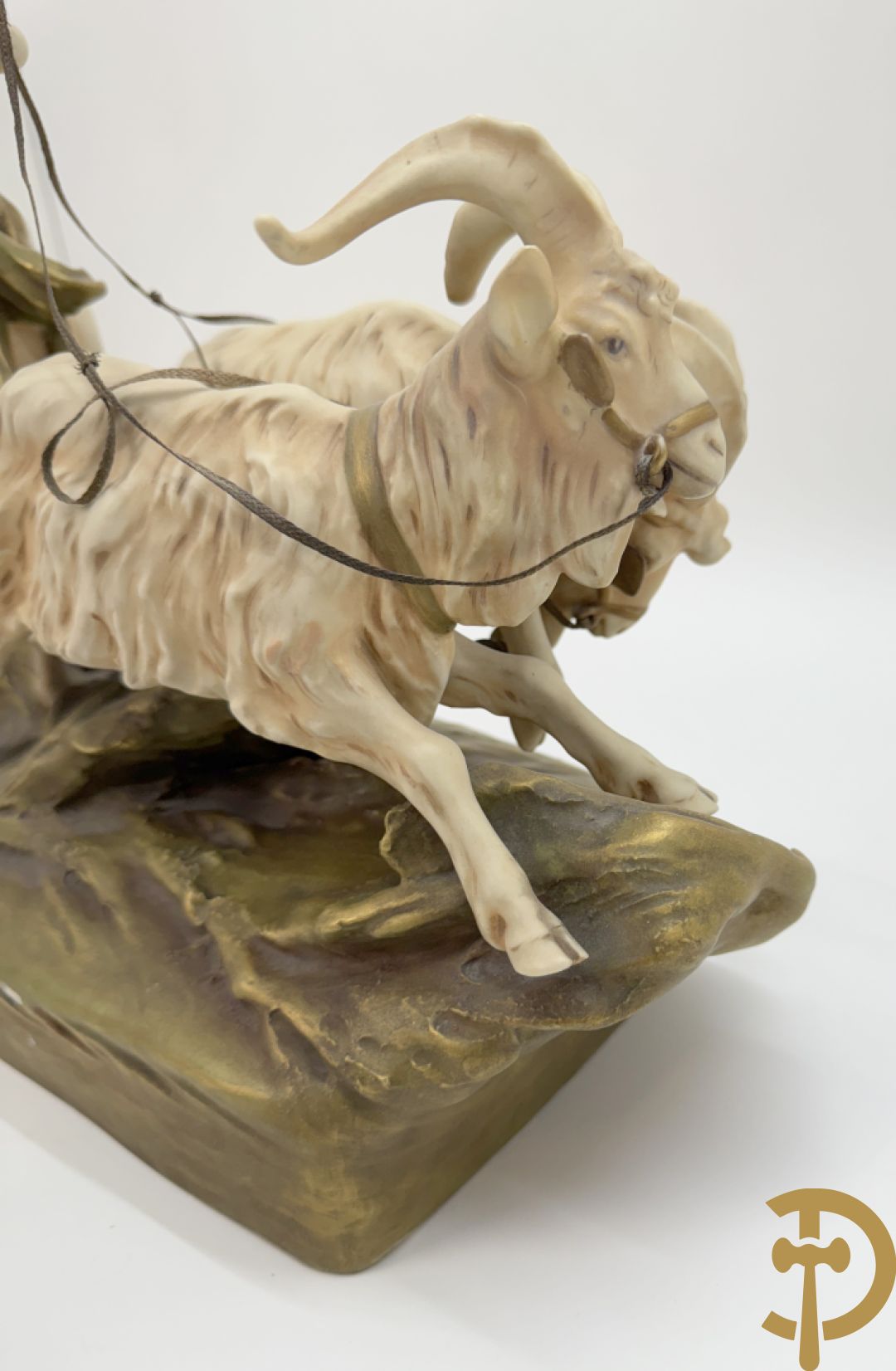 Royal Dux beeld van cupido met 2 rammen op carosse