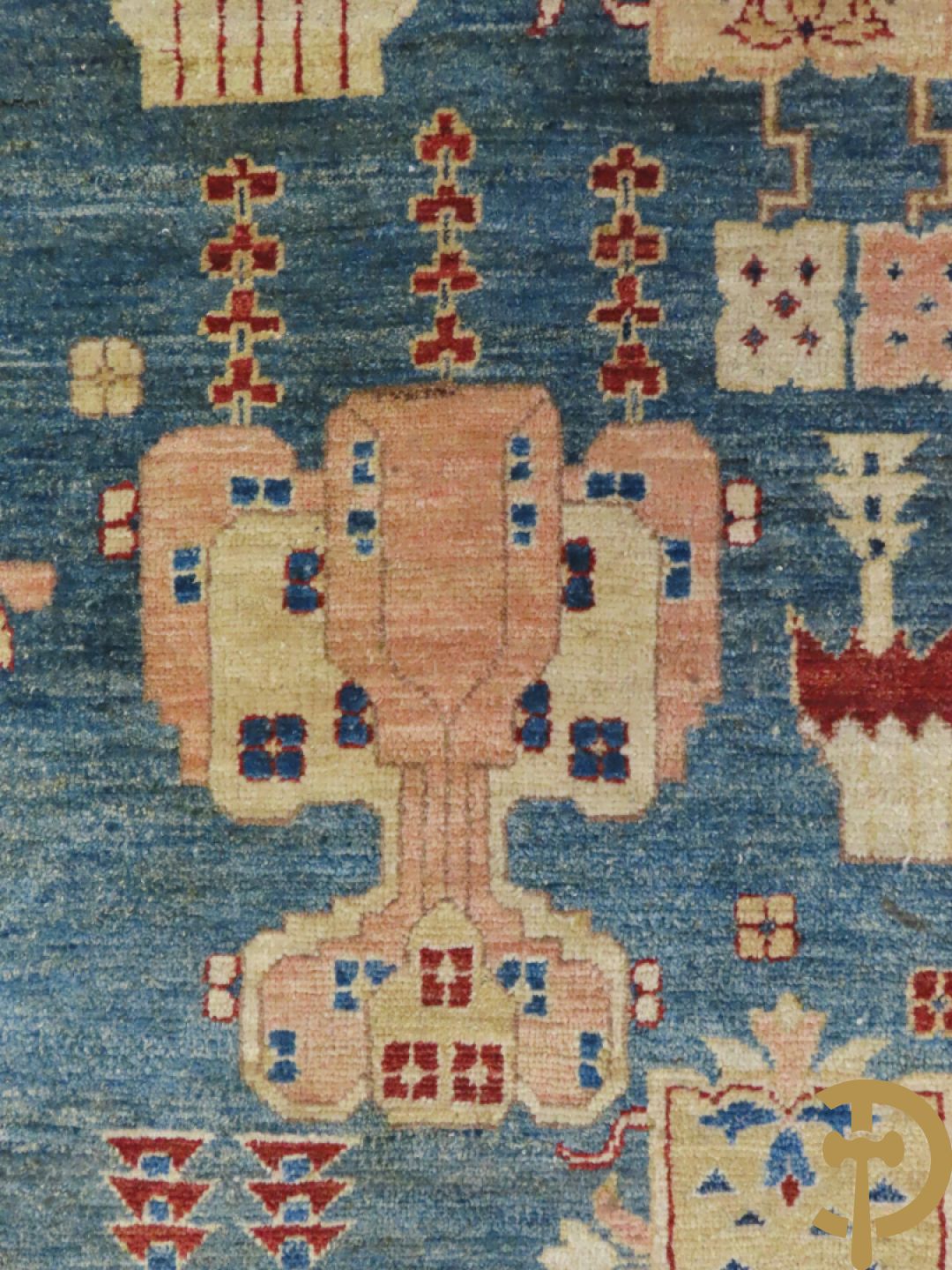 Oosters handgeknoopt tapijt met blauwe fond en geometrische bloemenmotieven