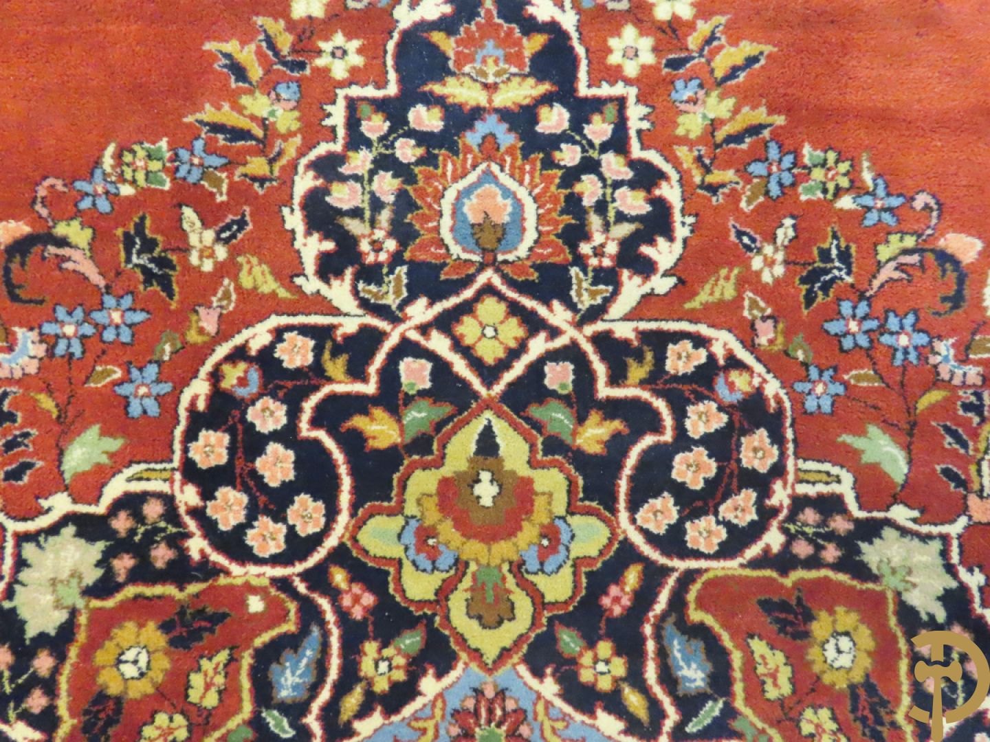 Oosters handgeknoopt tapijt met centraal medaillon en bloemenmotieven op rode fond, Tabriz