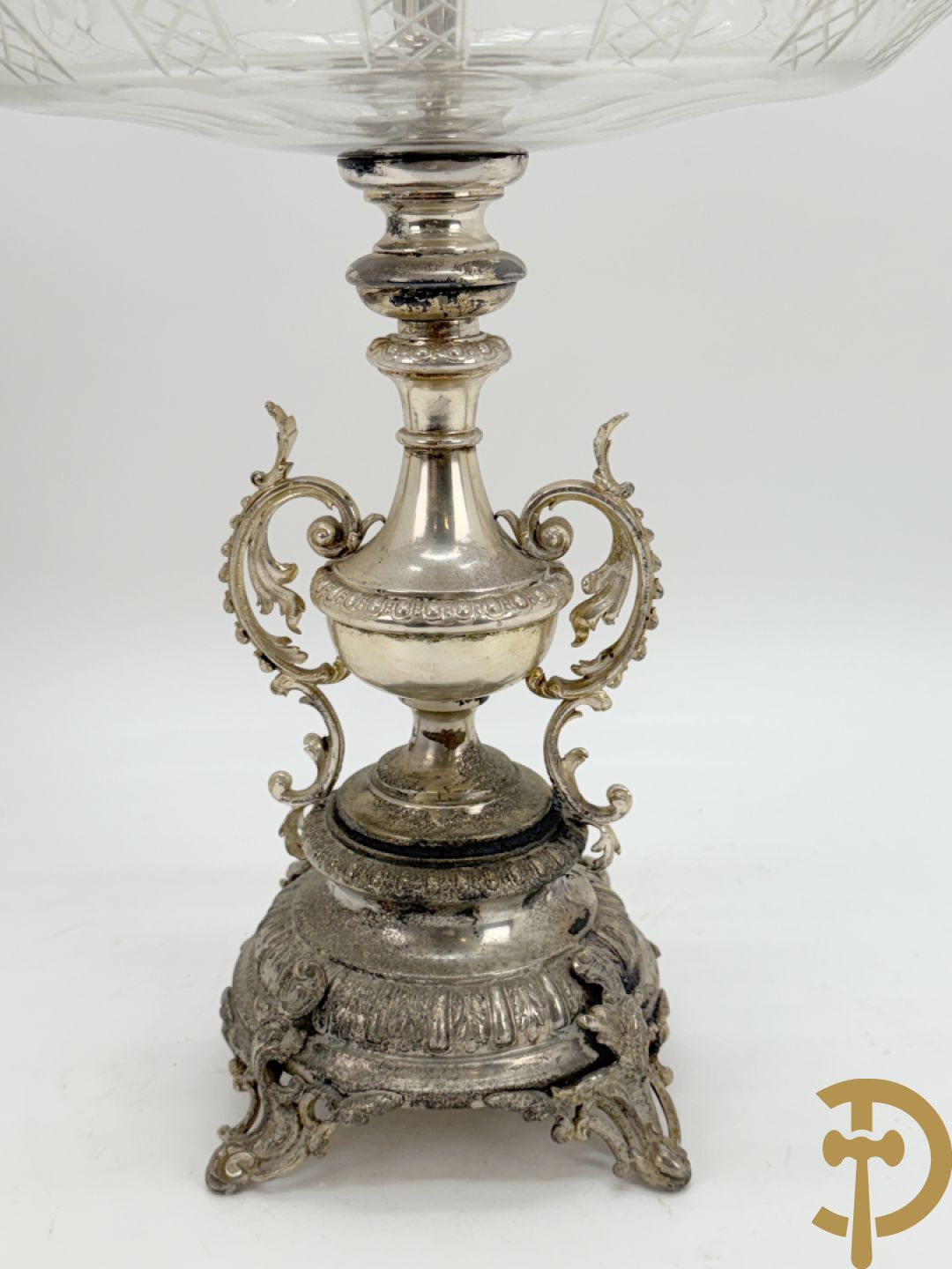 Verzilverde pique fleur met coupe en Neo Renaissance motieven