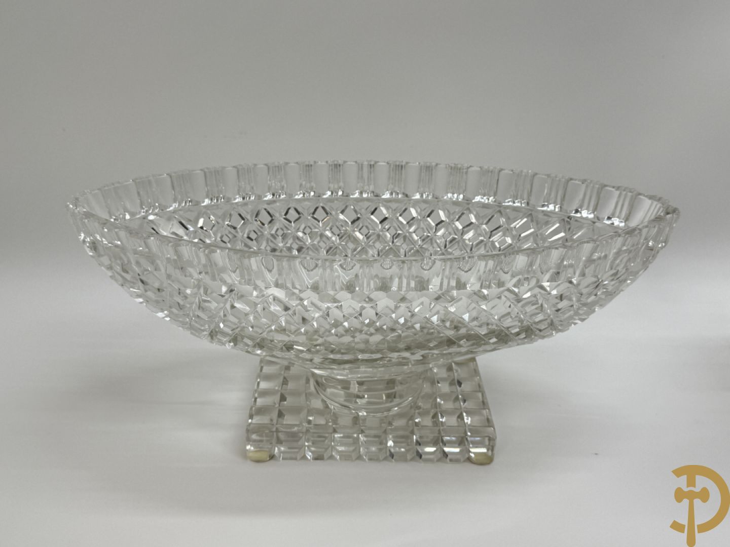 Helder kristallen geslepen coupe + 2 dragoirs in kristal gefacetteerd + 3 kristallen vazen + glazen vaas