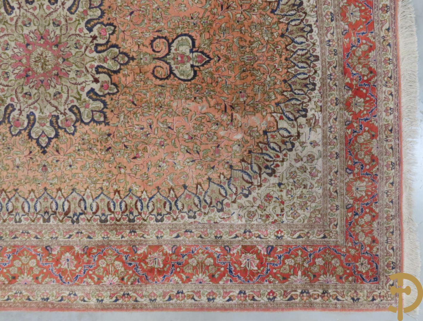 Oosters handgeknoopt tapijt zijde op katoen met centraal medaillon en bloementaferelen