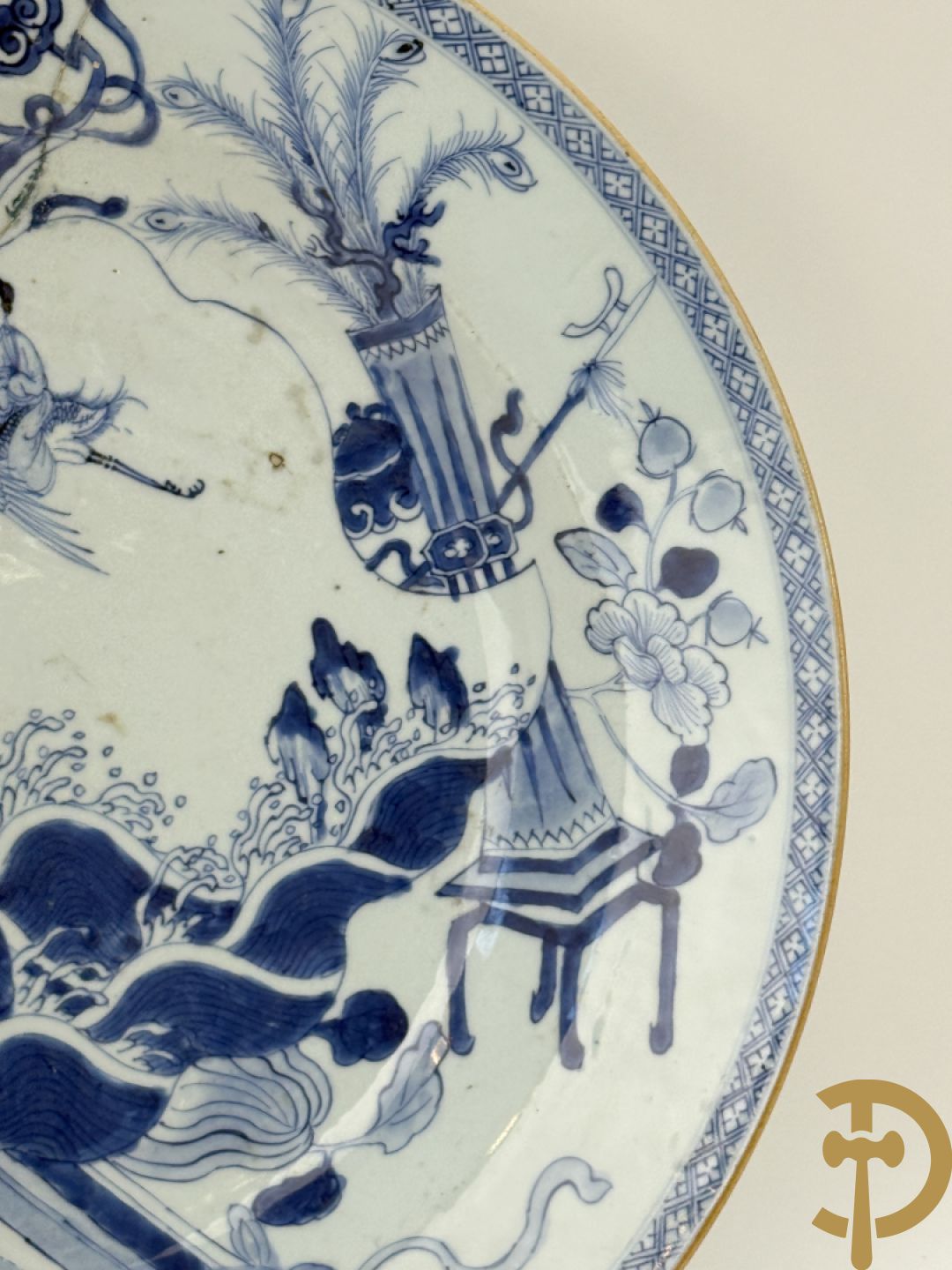 Chinese porseleinen schotel met planten- en vazenmotieven, 19e