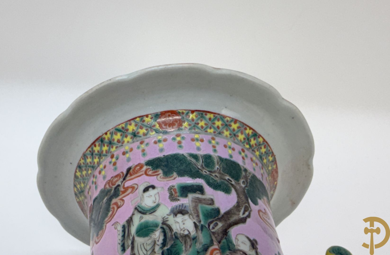 Chinese porseleinen meerkleurige vaas met decor van wijsgeren in landschap