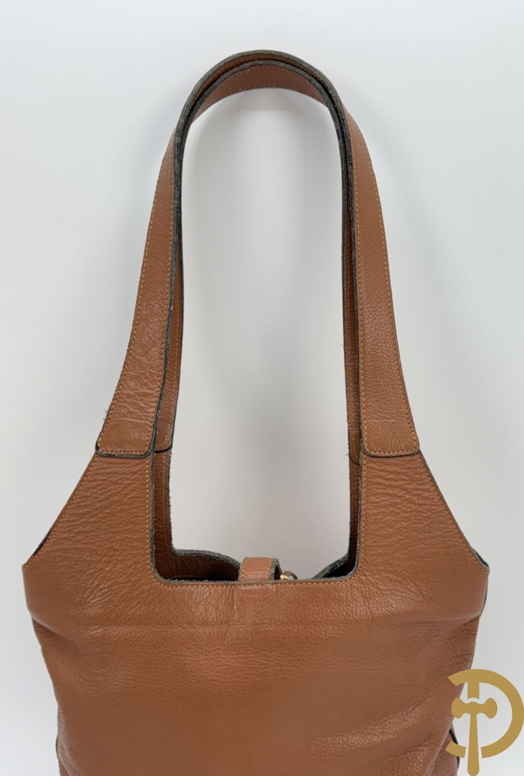 Schoudertas Delvaux met koperen boekel, model Trotteur