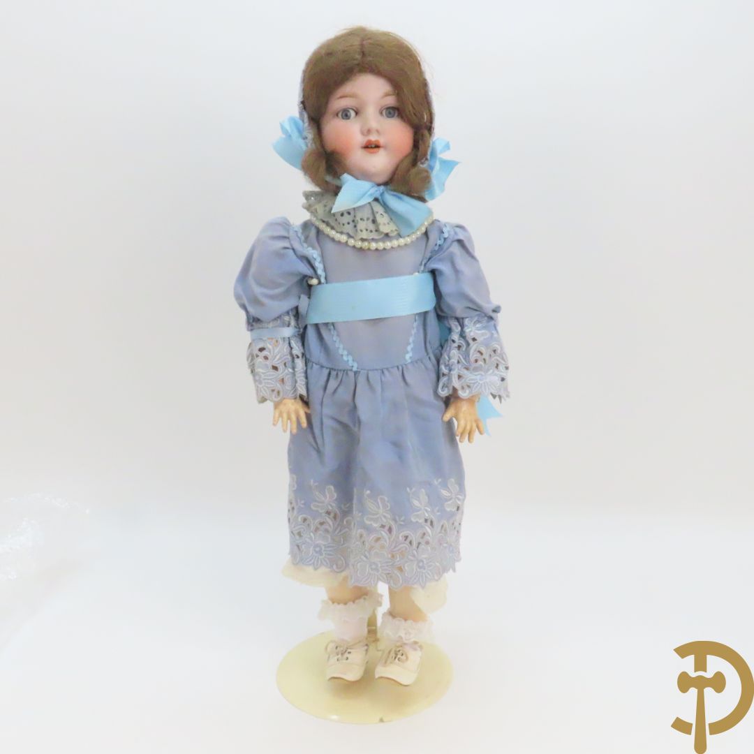 Antieke pop met porseleinen hoofd, beweegbare ledematen en beweegbare ogen, gemerkt Armand Marseille Germany 390 A11M