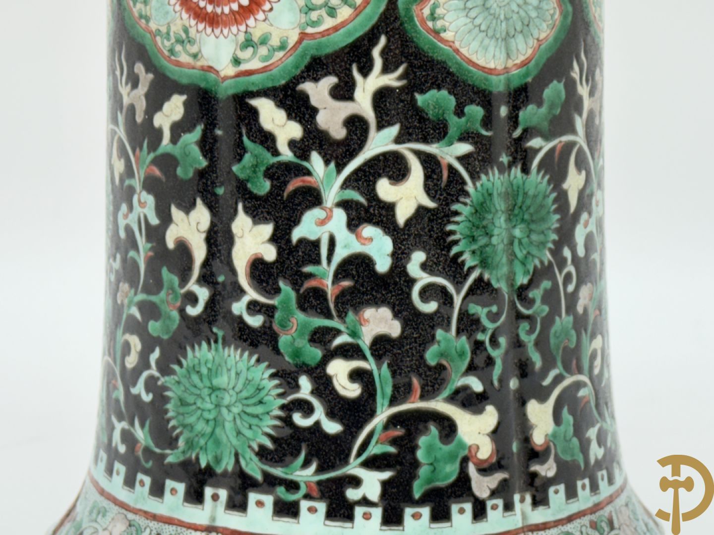 Antieke Chinese Gu vaas met geschenkendecor op zwarte fond