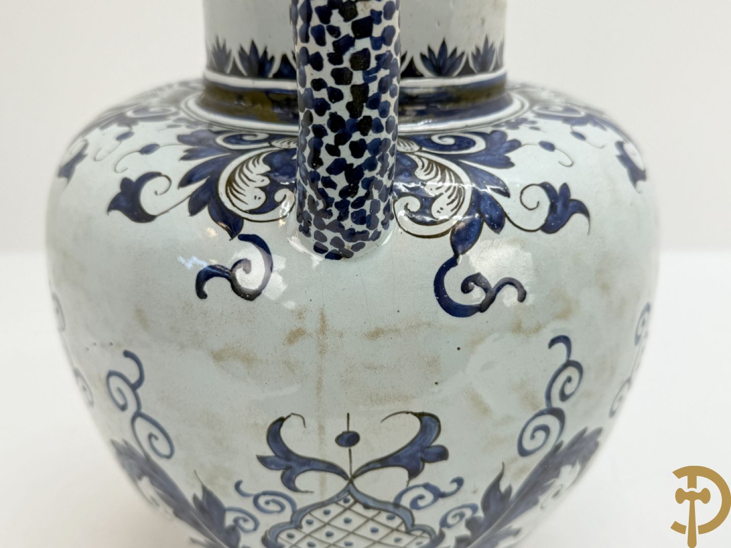Schenkkan in Delftse faience, Sirop de rubarbe