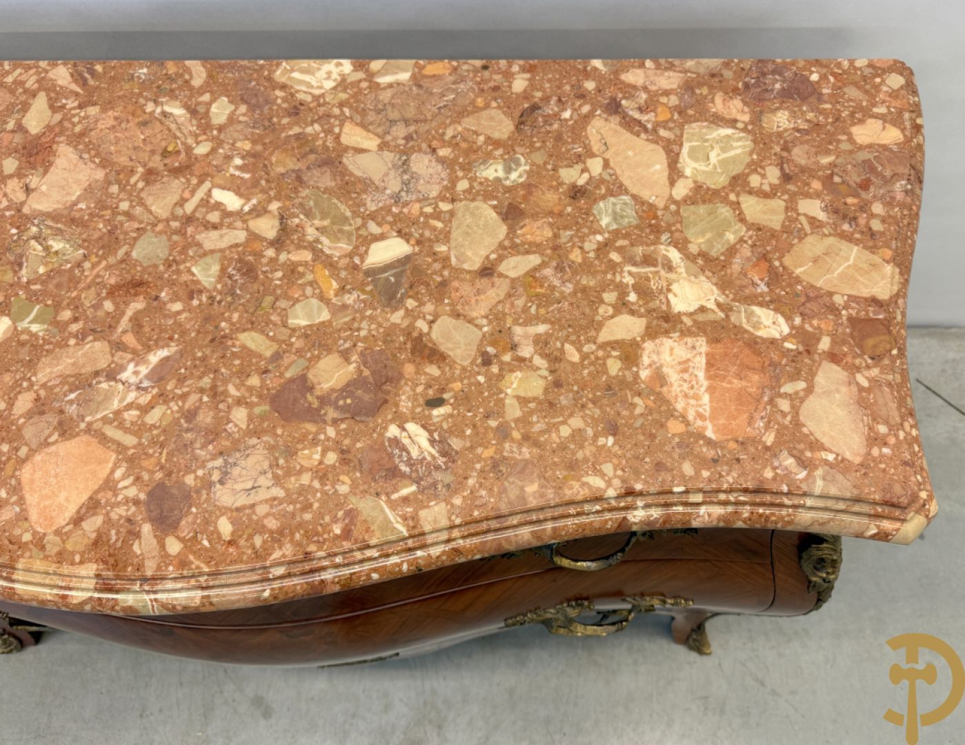 Notelaren gegalbeerde drieladencommode met bloemenmarquetterie en bezet met bronzen ornamenten, bovenaan met marmeren blad