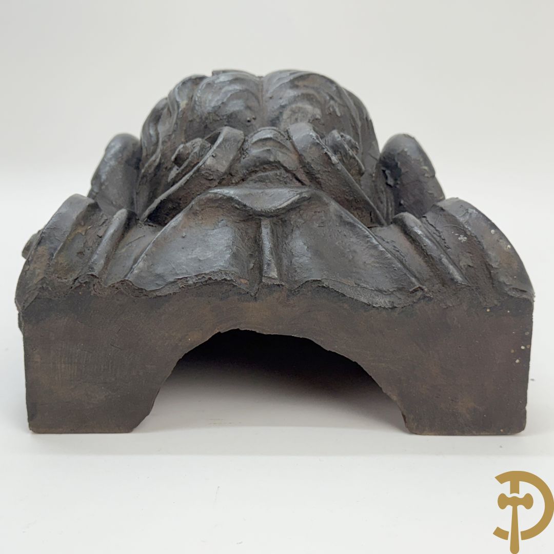 Paar muurhoeksteunen van hout met gesculpteerde hoofden man en vrouw