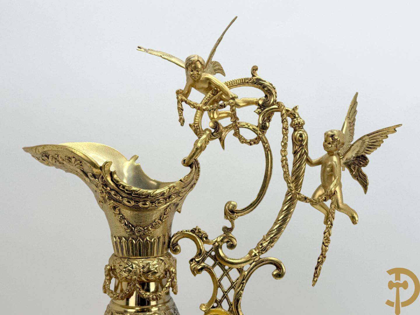 Vuurvergulde bronzen amfoorvaas met basrelief van dame en bezet met cupido