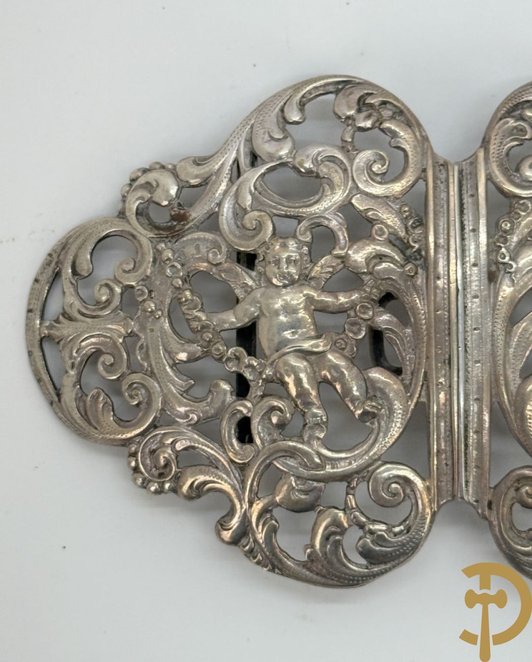 Lot massief zilver w.o. 2 geajoureerd riemboekels waarvan 1 met email bewerkt, geajoureerde centuurhouder met cupido