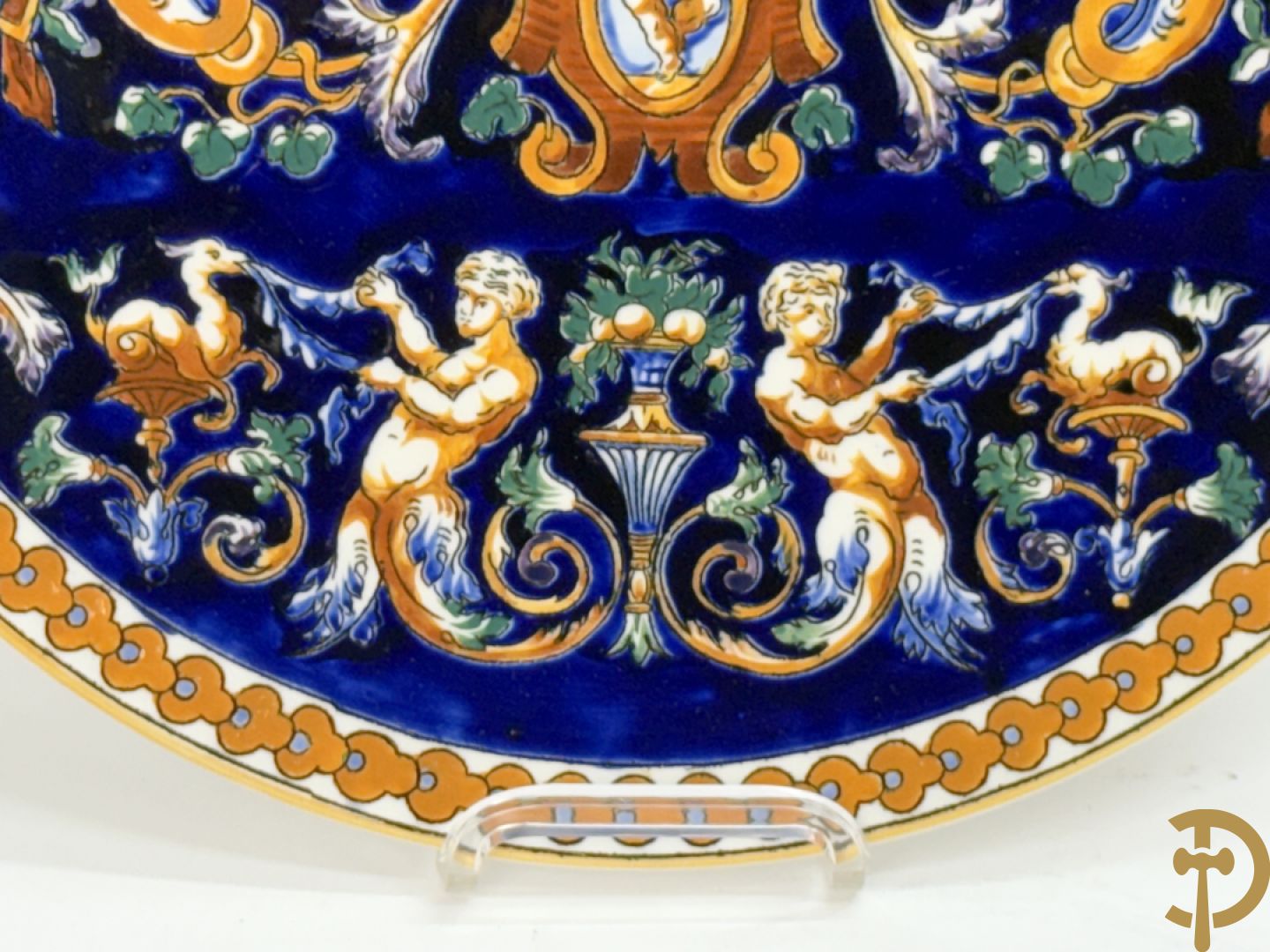 Gien schaal, 2 borden, coupe en 2 vazen met cupidodecor, decor 54