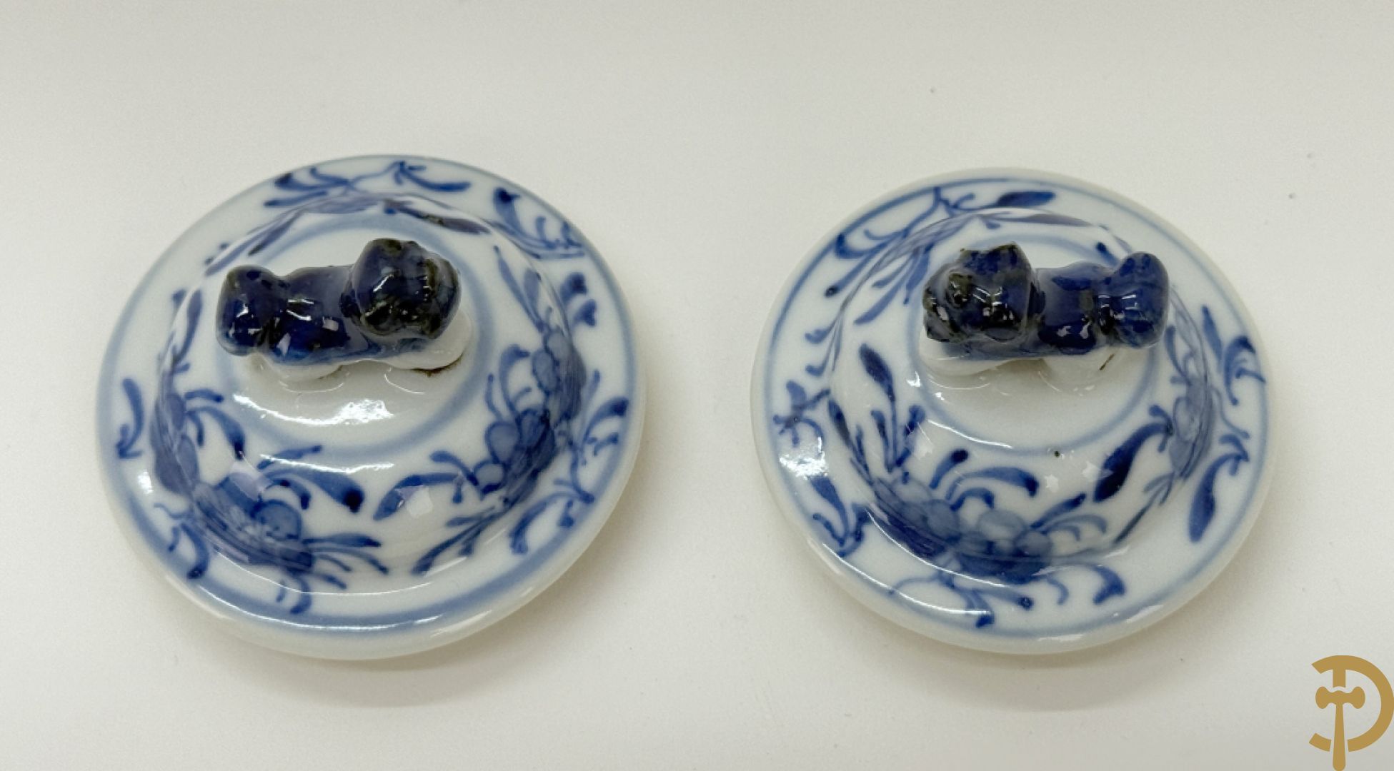 Paar Chinese porseleinen blauw/wit dekselvaasjes met drakendecor, onderaan gemerkt