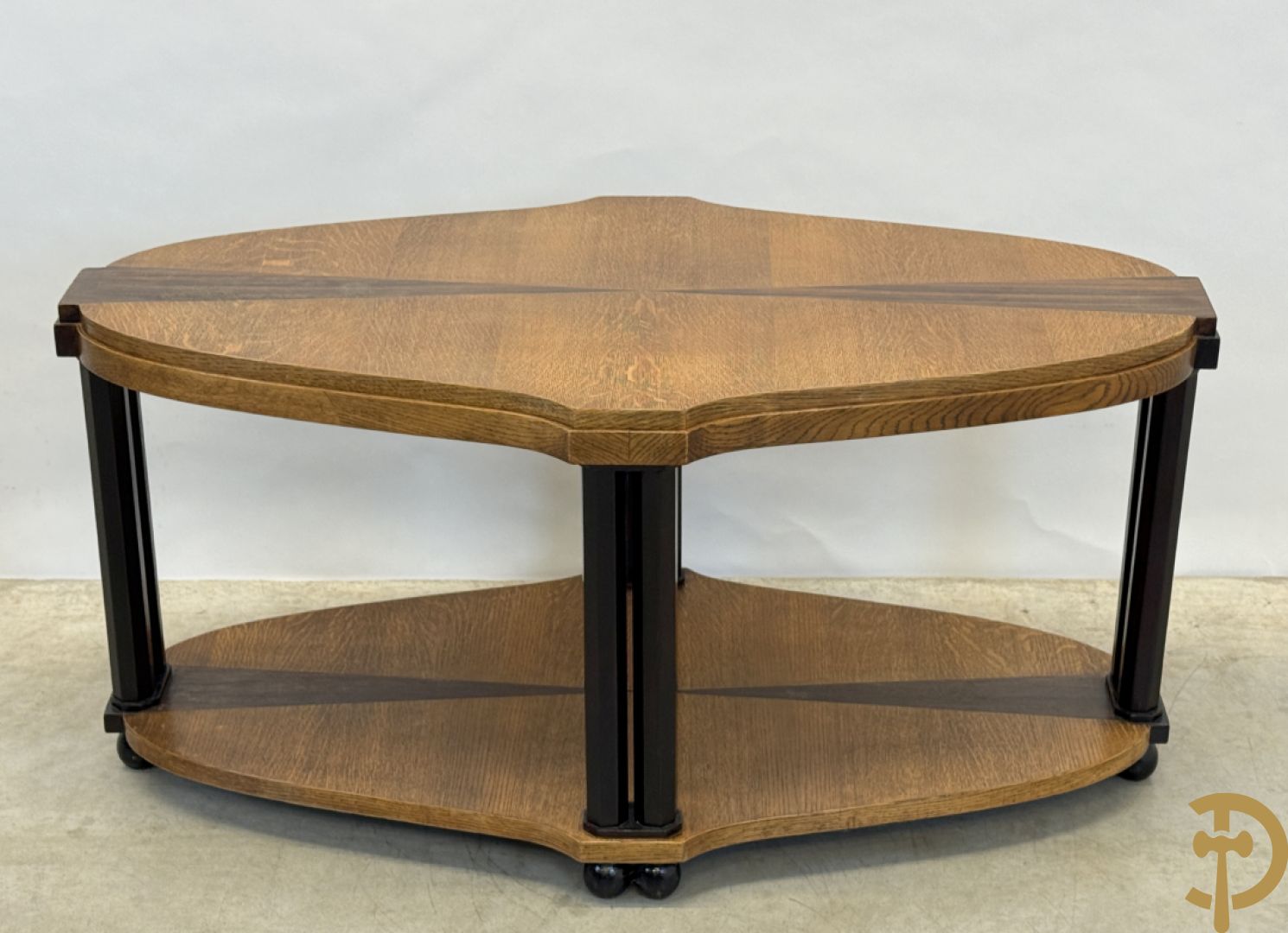 Eikenhouten salontafel met inleg van palissander, op afgeschuinde zuiltjes, model Eikelaar Decoene