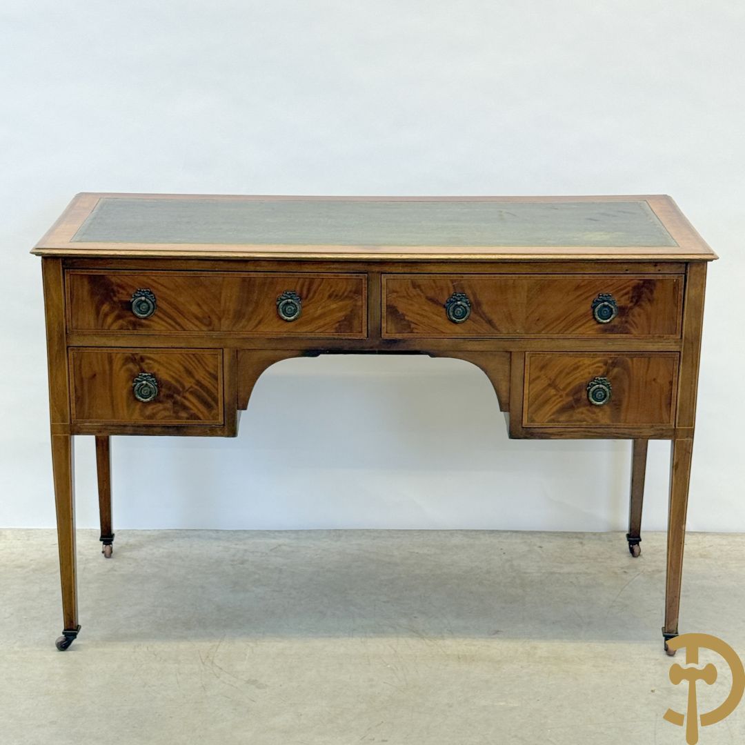 Engelse mahoniehouten opschiktafel met 4 lades op hoge pootjes