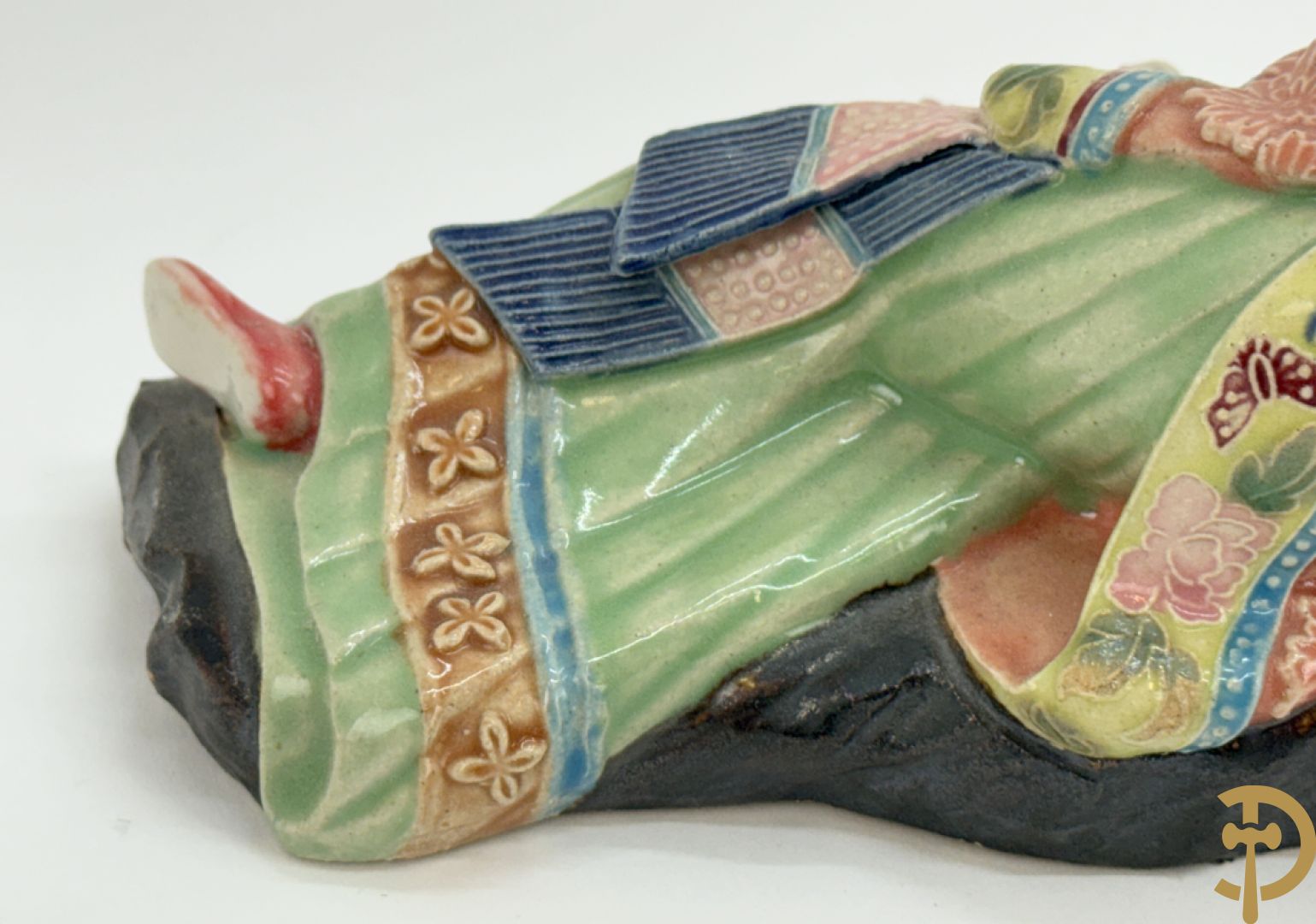 Japanse porseleinen liggende dame met waaier