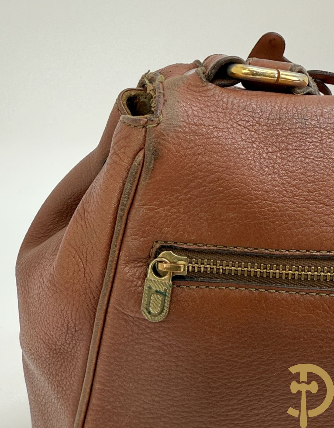 Bruin lederen handtas Delvaux + cognac lederen schoudertas Equivoque Delvaux