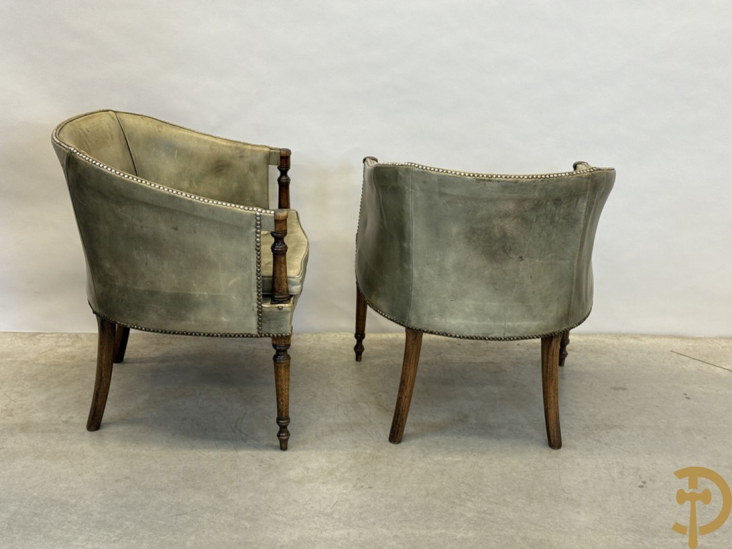 Twee kuipvormige lederen bergères