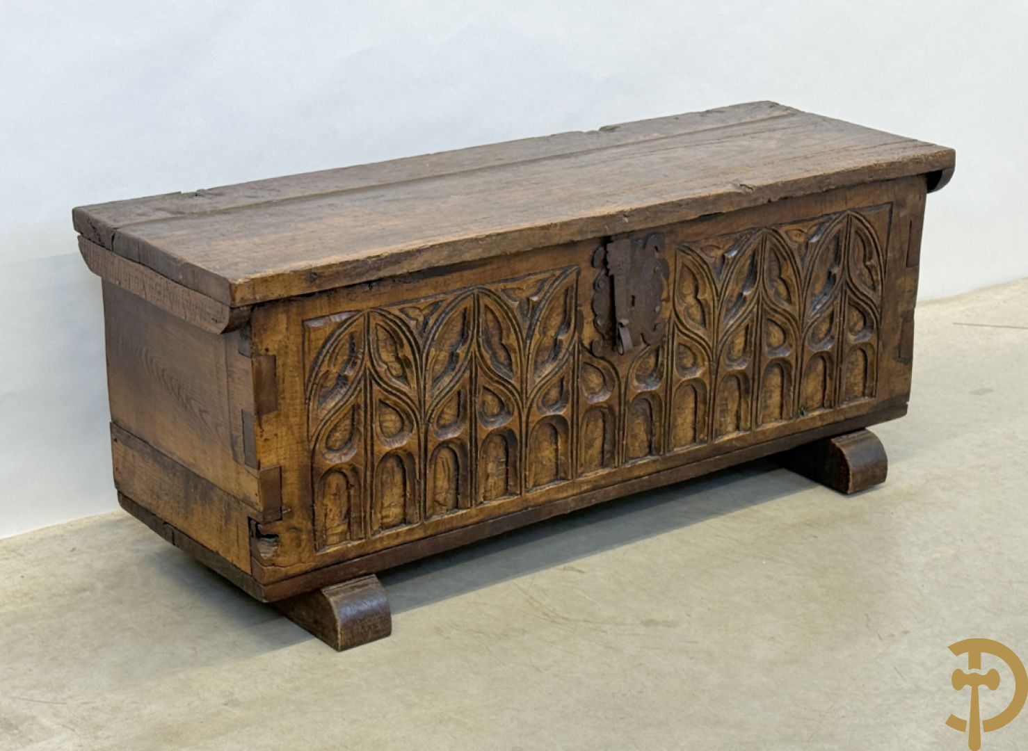 Spaanse rustieke koffer met ijzersmeedwerk en gotische ornamenten