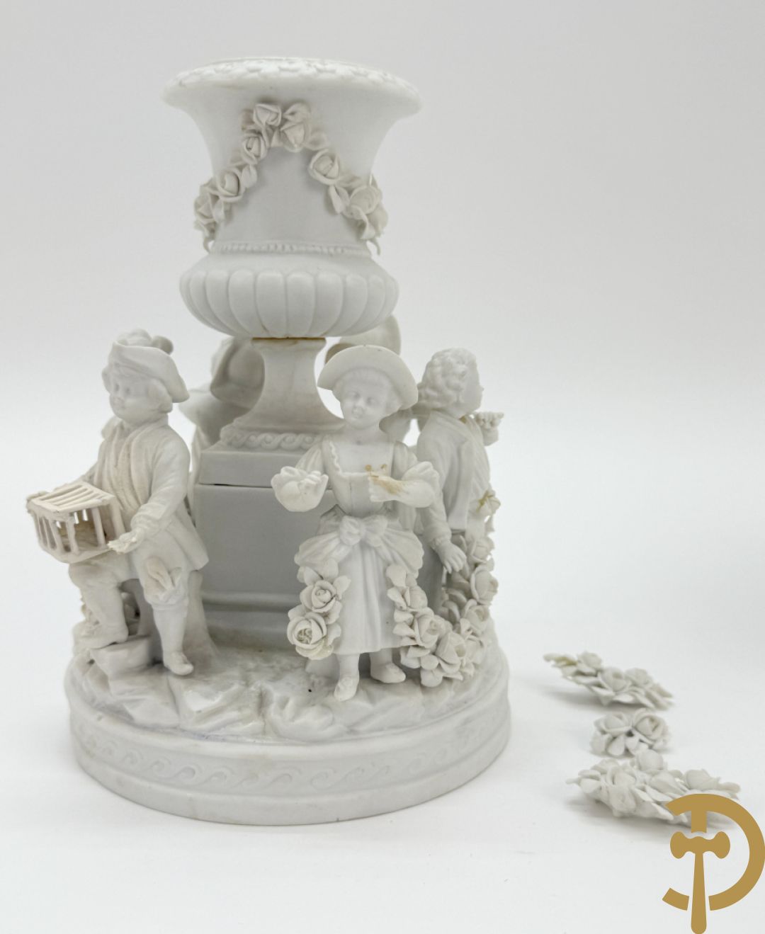 Vijf witte biscuits met cupido