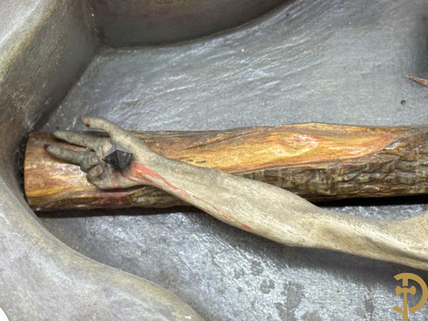 Houtgesculpteerde en gepolychromeerde Christus aan het kruis in openklapbaar gespolychromeerd kastje