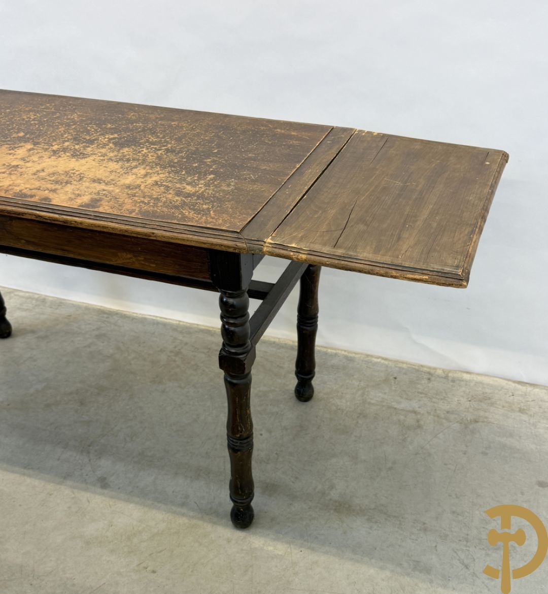 Drie antieke cafétafeltjes waarvan 2 met zijdelingse openklapbare flap