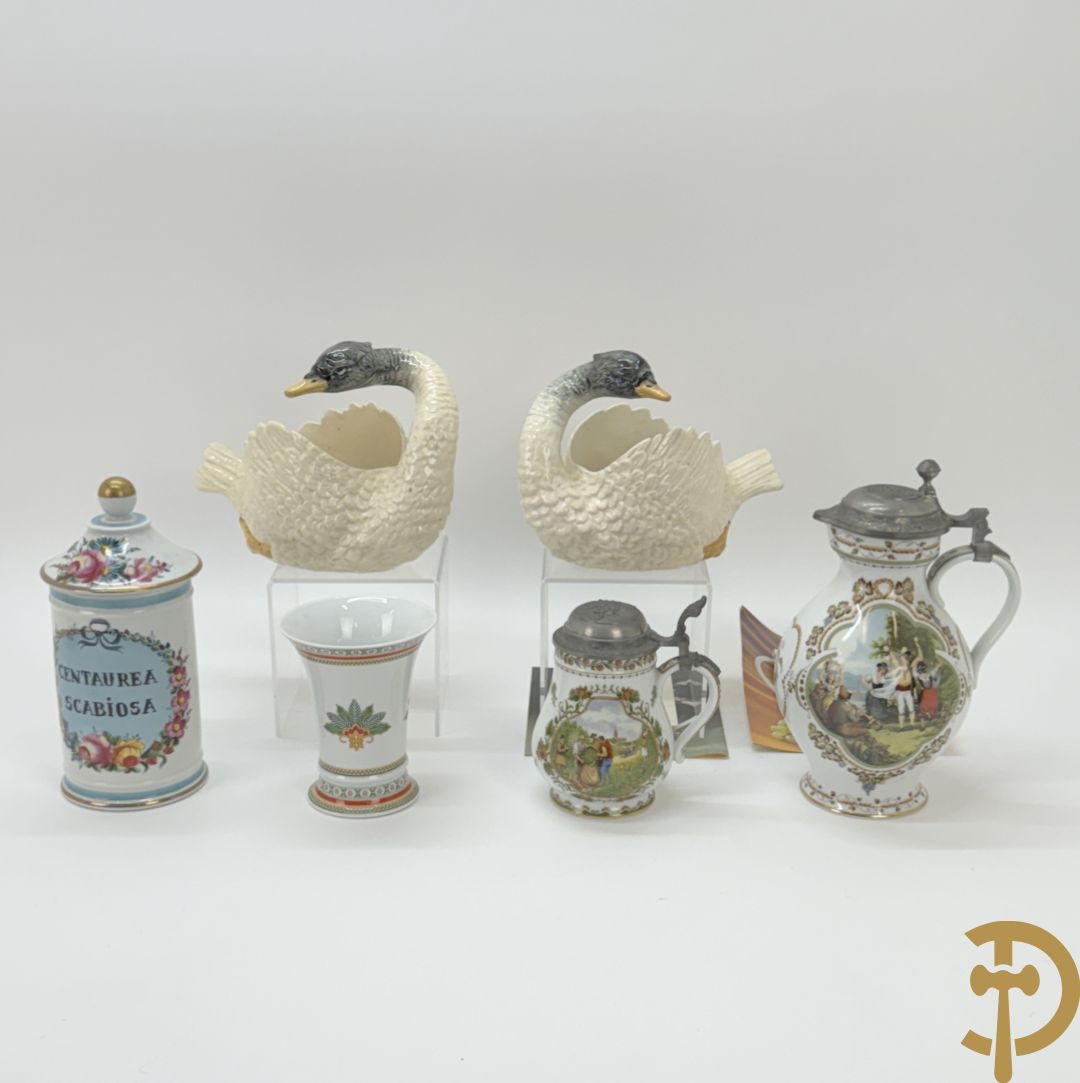 Varia porselein en keramiek : paar jardinières met zwanen, apothekerspot, 2 schenkkannen Franklin Mint en vaas Hutschenreuter