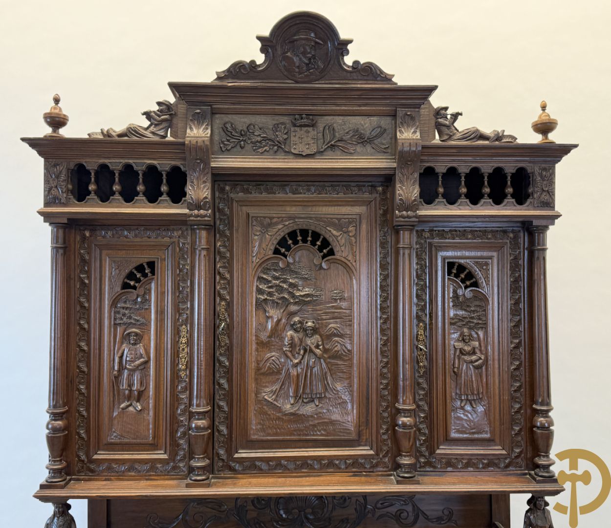 Massief eiken Bretoense eetkamer bestaande uit buffet met 3 deuren boven, 2 deuren onder, lades midden en gesculpteerde geanimeerde scènes + desserte + uittrekbare tafel + 6 stoelen + extra allonge