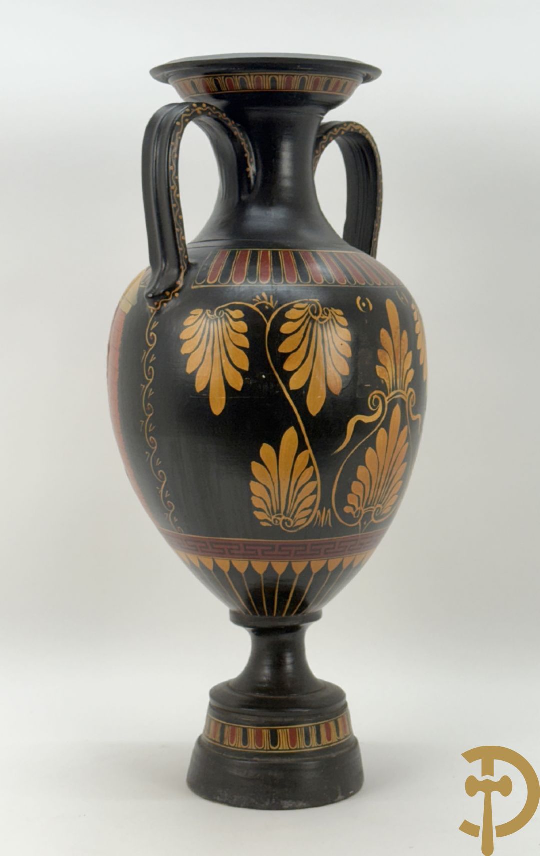 Amfoorvormige vaas in terra cotta met voorstellingen uit de Klassieke oudheid, Griekse stijl