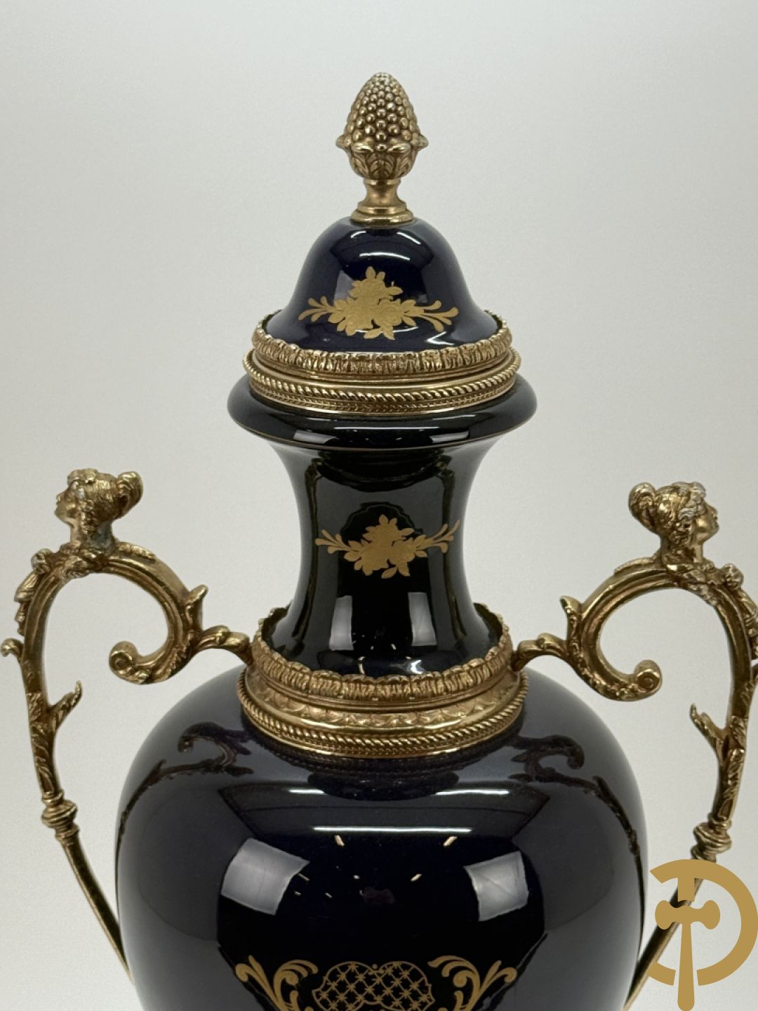 Onleesbaar getekend Sèvres stijl vaas met geanimeerd landschapsdecor en zijdelings met bronzen ornamenten bezet