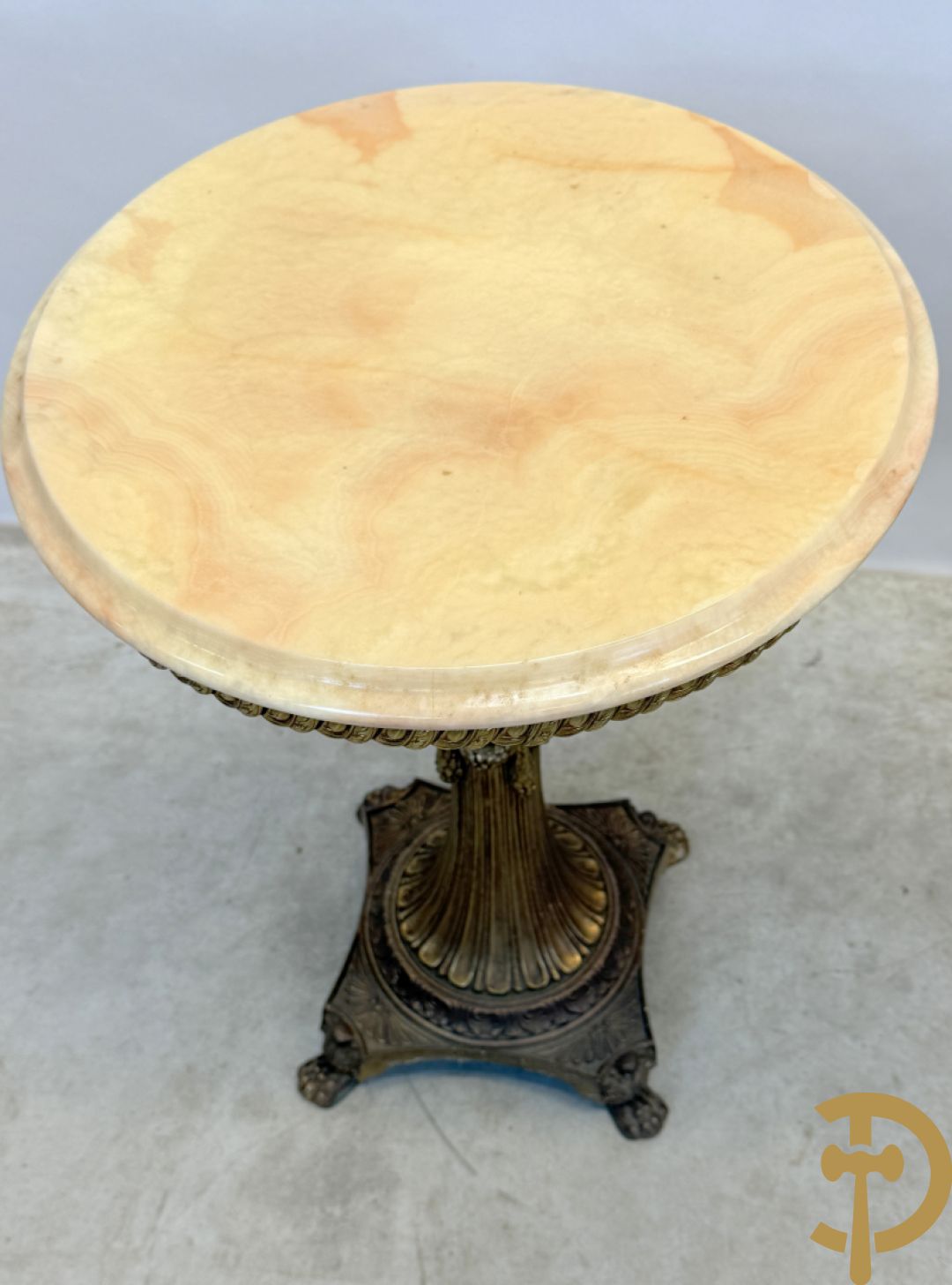 Drie cigognetafels met onix marmeren blad op koperen voluutvormige poten + 2 bijzettafeltjes op koperen voet