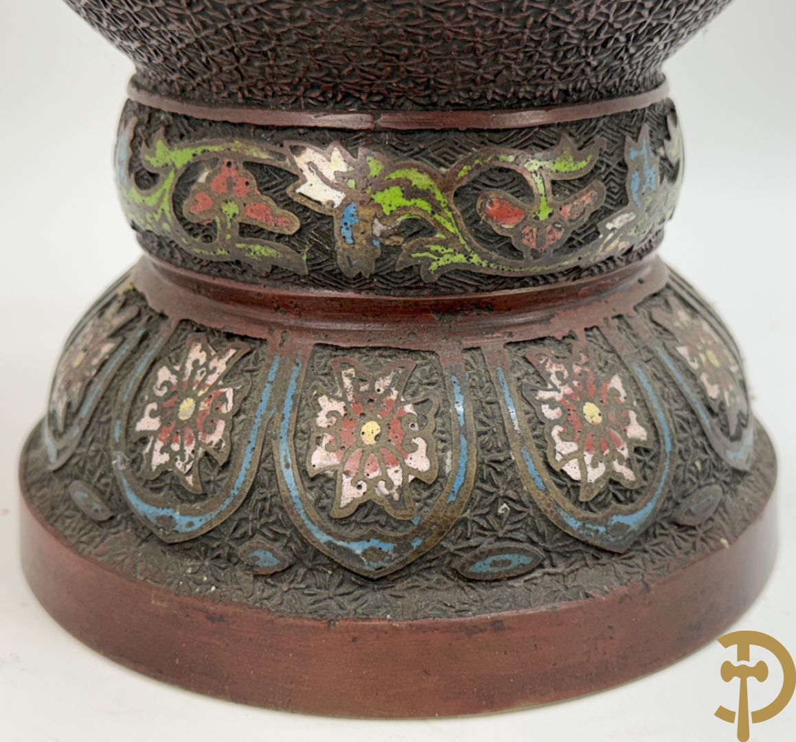 Japanse cloisoné vaas met fo-hond en bloemenmotieven