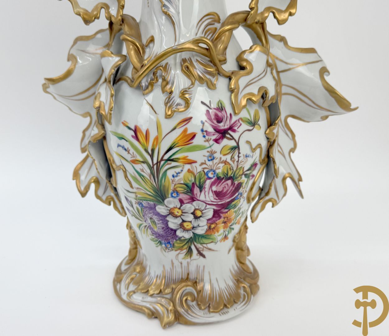 Paar porseleinen cornetvazen met bloemendecor, deels verguld, gemerkt Capo di Monte
