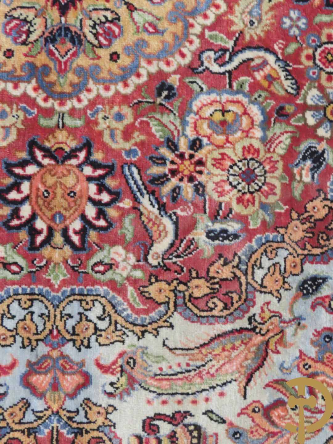 Oosters handgeknoopt tapijt zijde op katoen met bloemenpatronen, vogelmotieven en decor van amfoorvazen + Oosters handgeknoopt tapijt met decor van bloemen en amfoorvaas