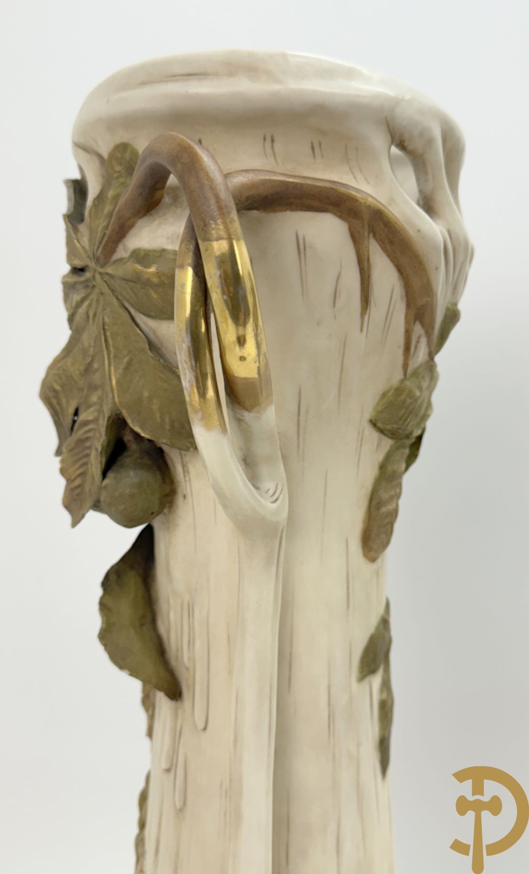 Paar Royal Dux vazen met bloemen bezet