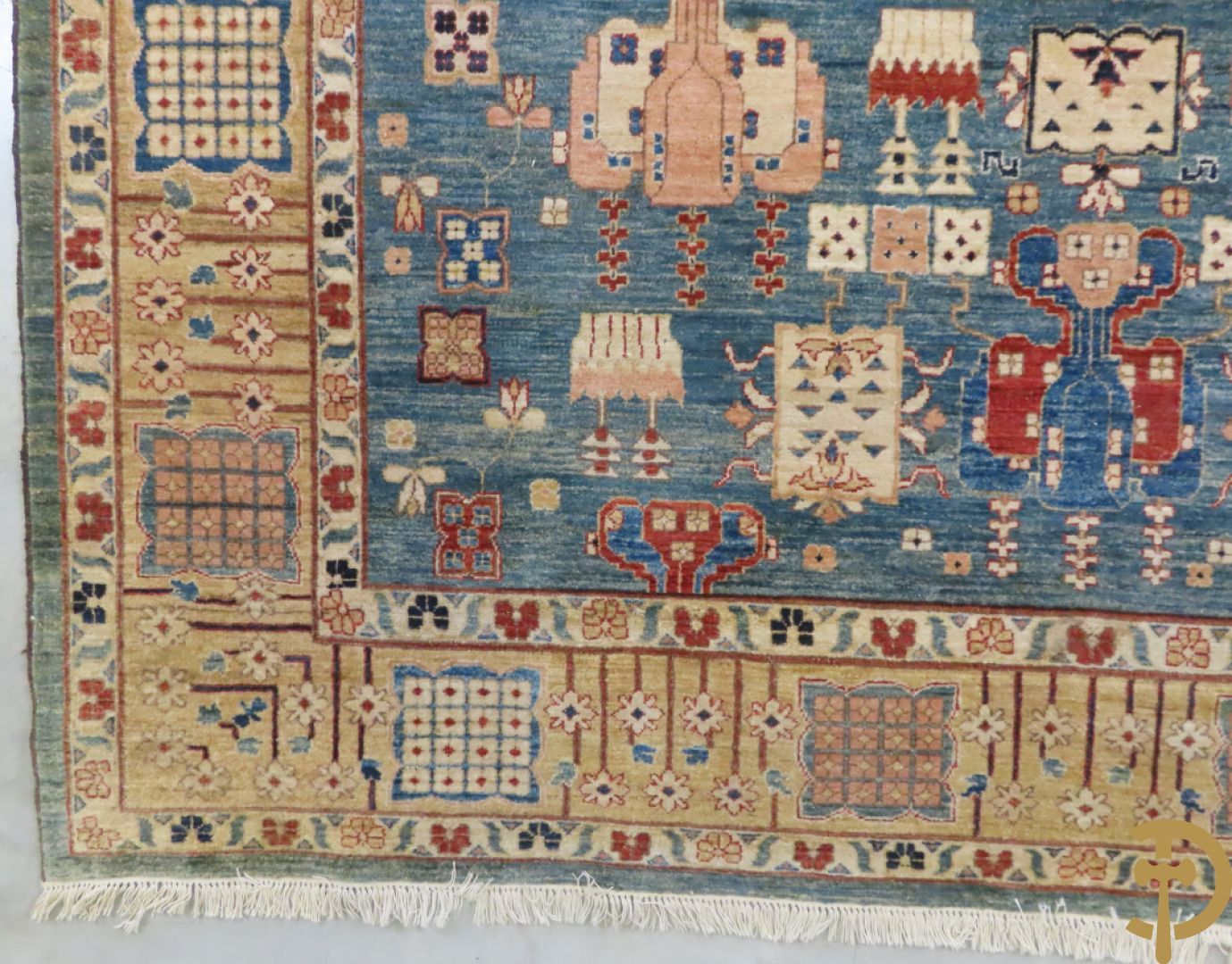 Oosters handgeknoopt tapijt met blauwe fond en geometrische bloemenmotieven